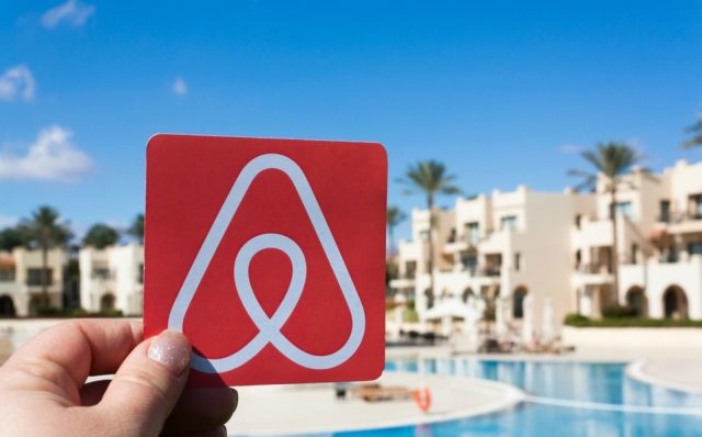 Airbnb baisse les prix, les frais de ménage et améliore la recherche