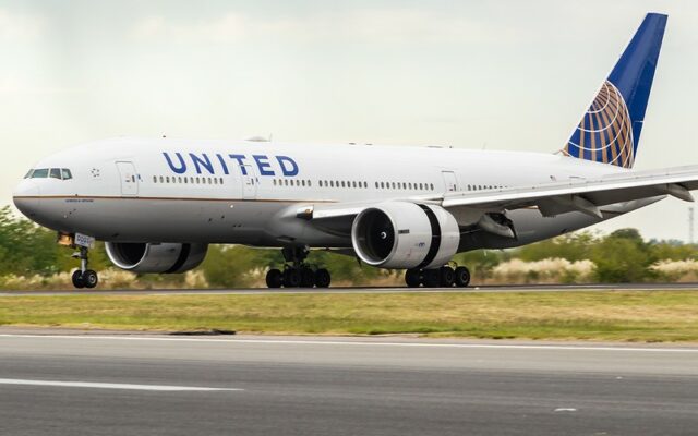 United criticizes Frontier for loading luggage at plane door